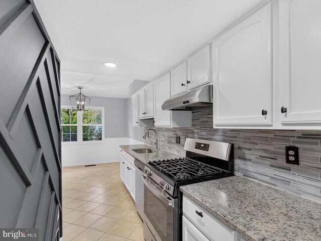 Building Photo - 15057 Cherrydale Dr