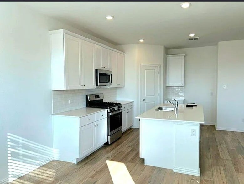 Building Photo - 1104 Longleaf Ln