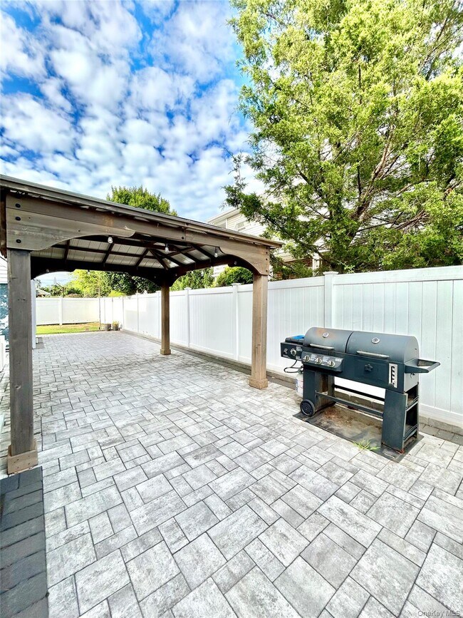 Building Photo - 745 S Oyster Bay Rd