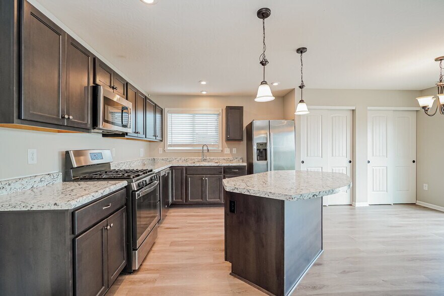 Building Photo - 4996 Crestbrook Dr