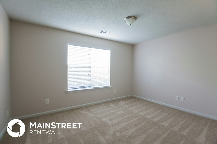 Building Photo - 720 White Oak Ct