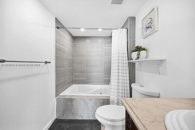 Building Photo - 1155 Brickell Bay Dr