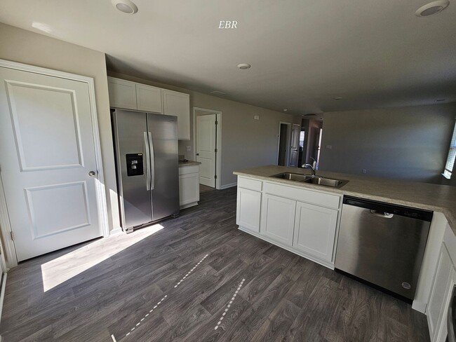 Building Photo - Pet Friendly - Move In Ready