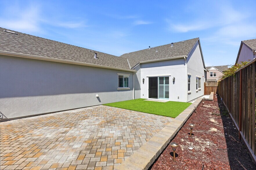 Building Photo - 2964 Bluffs Dr