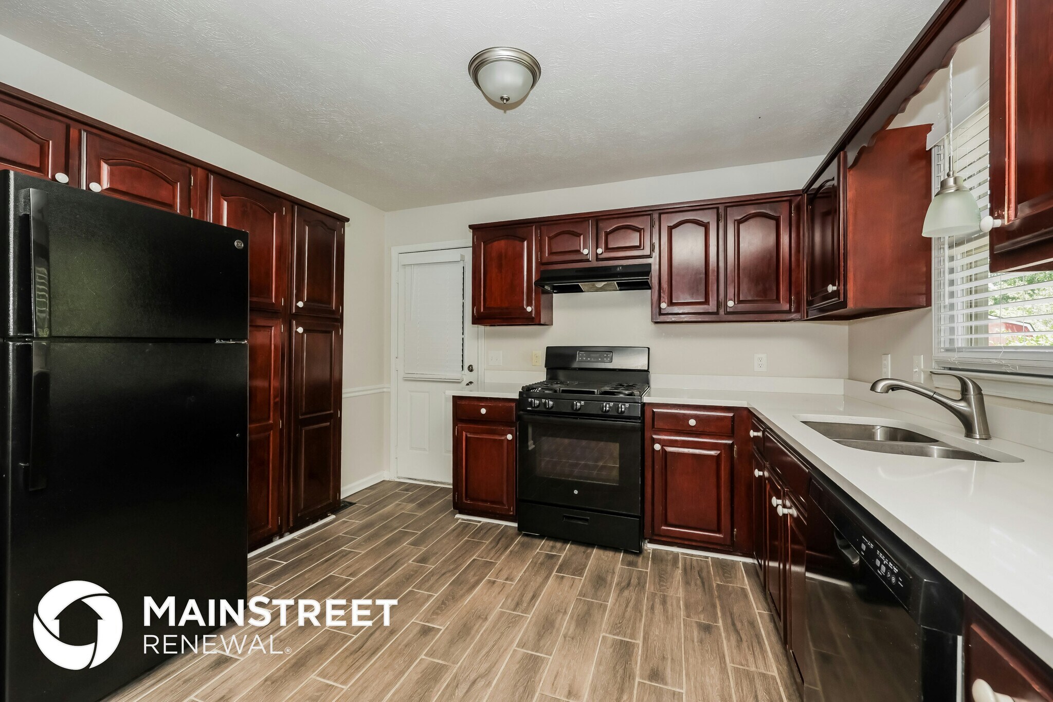 Building Photo - 4930 Cloverhill Dr