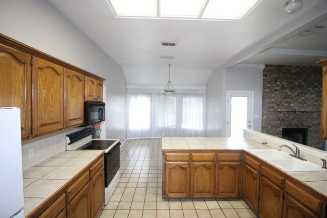 Building Photo - 2300 Northglen Dr