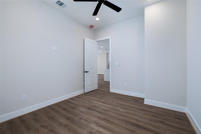 Building Photo - 354 Peach Pt Ln