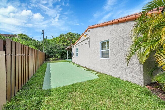 Building Photo - 1520 NE 108th St