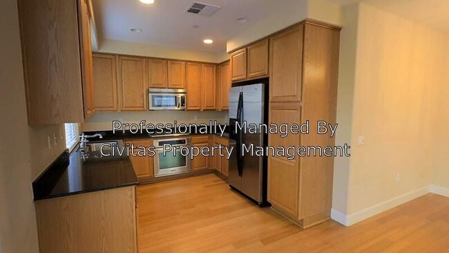 Building Photo - Newer 2/2 Townhome - Bonus Room Pool and More