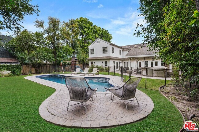 Building Photo - 15434 Sutton St