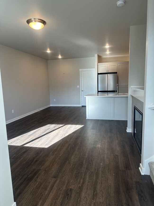 Building Photo - Spacious 3BR/2.5BA Townhome w/ Community Park & Trails – Bend, OR - PENDING APPLICATION