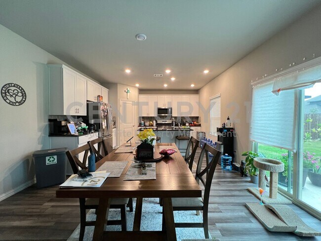 Building Photo - Spacious 2-Story 3/2.5/2 in Fort Worth For...