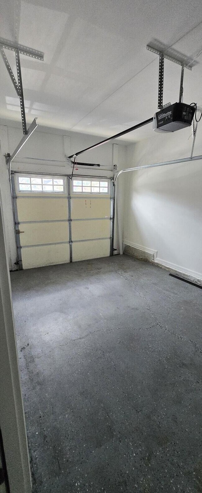 Building Photo - 3 Bedroom Townhouse