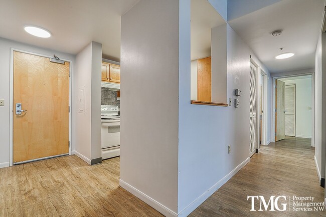Building Photo - 2 Bed 2 Bath Downtown 3rd Floor Condo Wate...