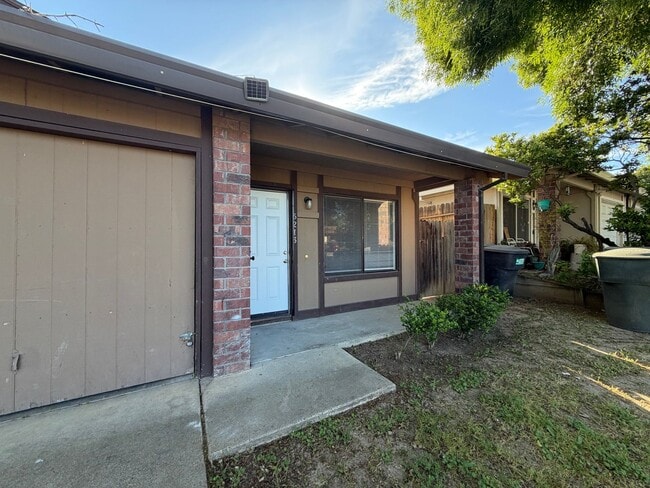 Building Photo - Welcome to this beautifully renovated 2-bedroom, 1-bath home in the desirable Foothill Oaks!
