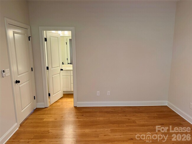 Building Photo - 525 N Linwood Ave