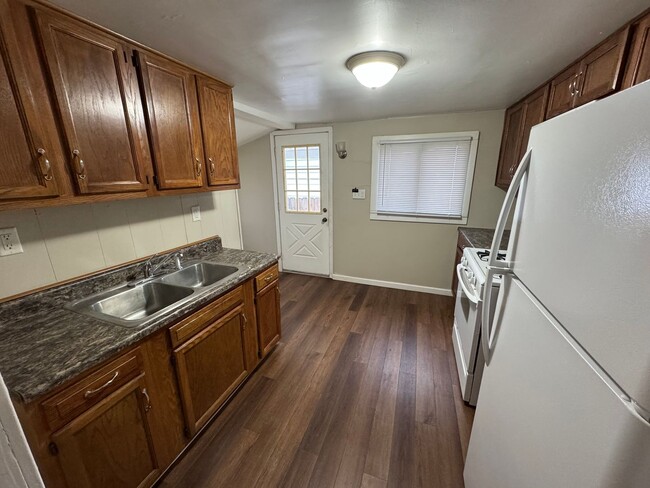 Building Photo - Charming 2-Bedroom Home with Central Air a...