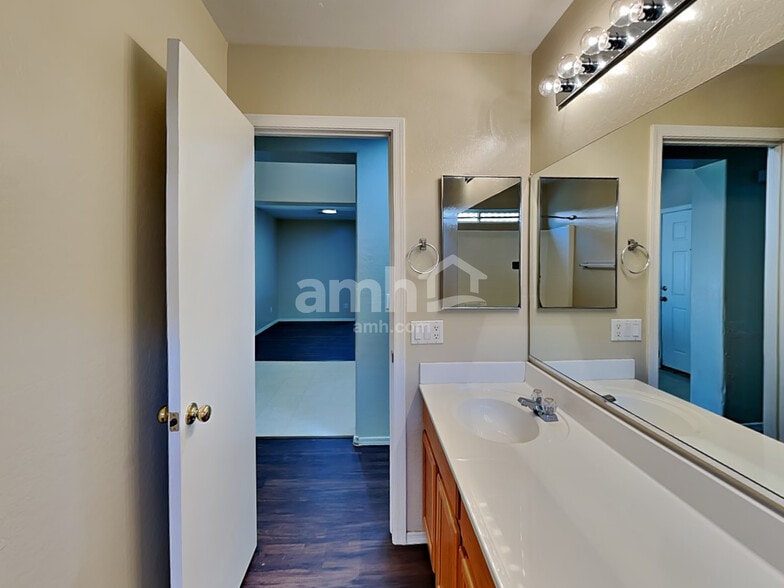 Building Photo - 12724 W Flores Dr