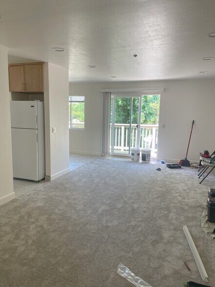 Large sunny living area - 2740 Tachevah Dr