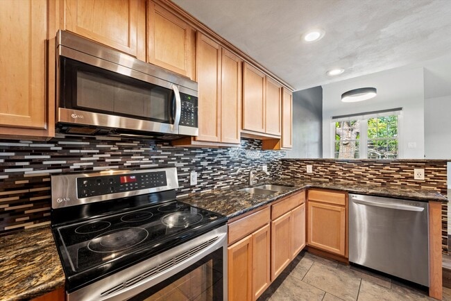 Building Photo - Bright & Spacious 2BR/2BA Townhome with Loft, Fireplace & Private Garage