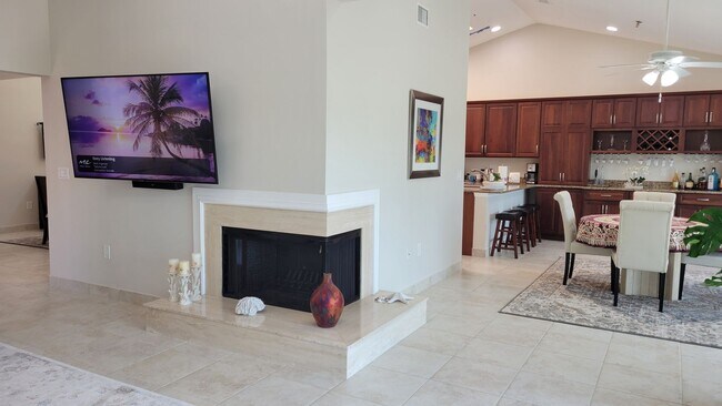 Building Photo - Seasonal/short term renovated 3/3 villa with golf course views on Longboat Key!