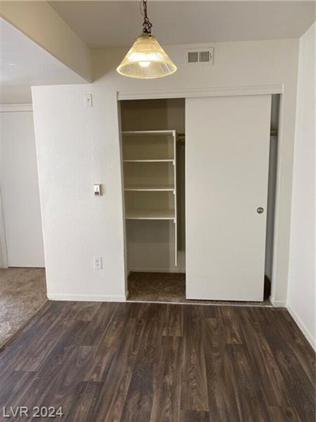 Building Photo - Cute Lower Level Condo