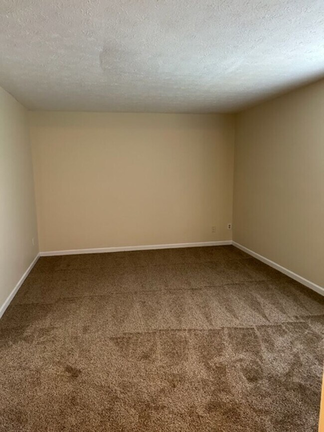 Building Photo - 481 Woodview Dr