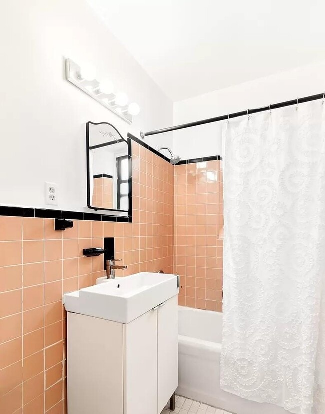 Building Photo - 30-83 Crescent St