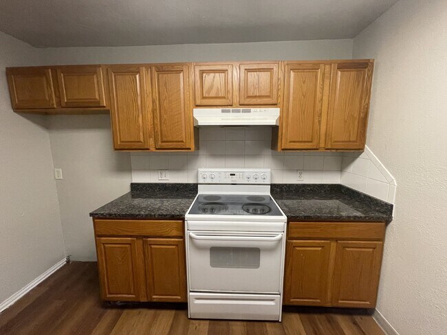 Building Photo - 2 Bed, 1 Bath Home