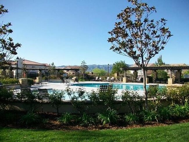 Building Photo - Spacious 3-Bedroom + Loft Townhome for Ren...