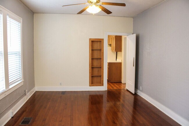 Building Photo - 2 BEDROOM - MONTE VISTA
