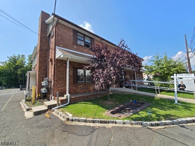 Building Photo - 158 N 8th St