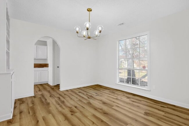 Building Photo - 1313 E Lamar St
