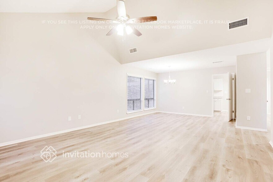 Building Photo - 6132 Lakeshore Dr SE