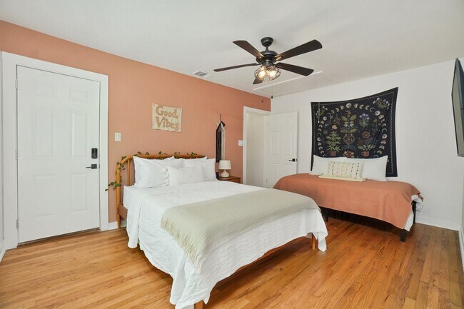 Building Photo - Gorgeous 3 bedroom, 2 ba home in the heart...