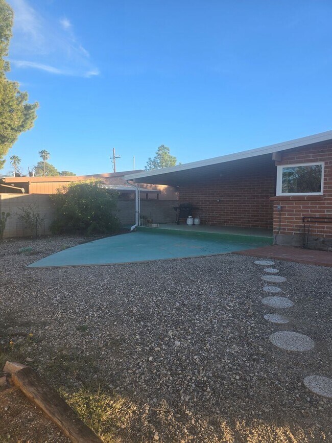 Building Photo - 9063 E Bellevue St