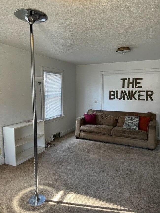 Building Photo - 5 Bedroom Home in Campus Area - Available August 1st