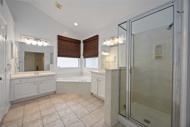 Building Photo - 8615 Saratoga Dr