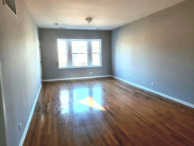 looking north in living room/ dining room - 3447 W Evergreen Ave