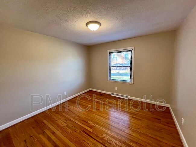 Building Photo - 528 Carolina Ave N