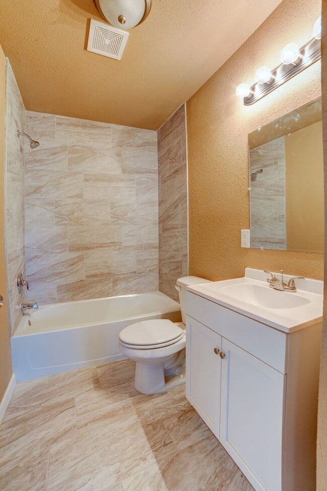 Building Photo - 3 Bed / 1 Bath in Tulsa!