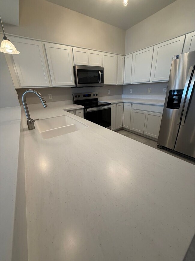 Building Photo - **Stunning Waterfront Condo in Downtown Knoxville**  2 Bedroom, 2 bath Fully renovated! Available...