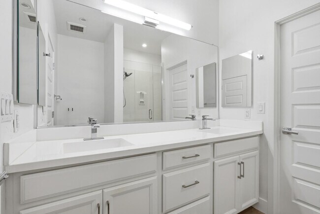 Building Photo - 820 N 8th Ave