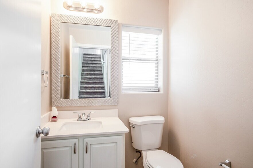 Building Photo - 10952 W Elm St