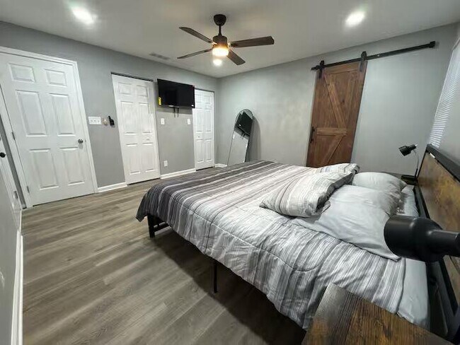 Building Photo - 500 Denham St