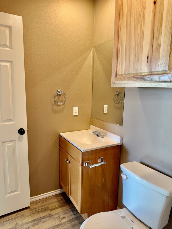 Building Photo - Newer Build 3/2/1 on Quiet Street!