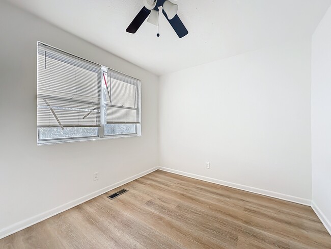 Building Photo - 5330 Quan Dr