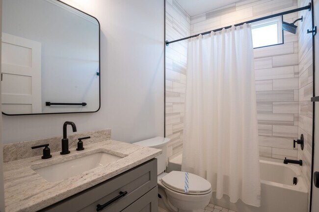 Building Photo - OFF-SEASON FURNISHED BEACH HOUSE AVAILABLE FOR MONTHLY RENTAL