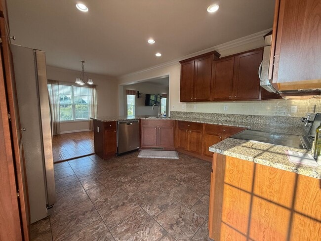 Building Photo - 3 Bedroom 3.5 Bathroom Home Located in Greeneville, TN