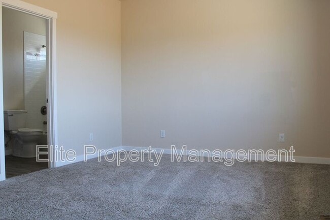 Building Photo - 318 W Coral Dr